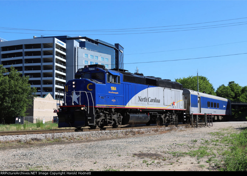 RNCX 1984 leads train P075-25 towards the signal at Raleigh Tower